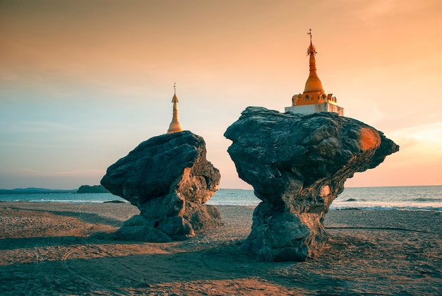 Dois pagodes gêmeos, praia de ngwe saung na baía de bengal em burma (myanmar).