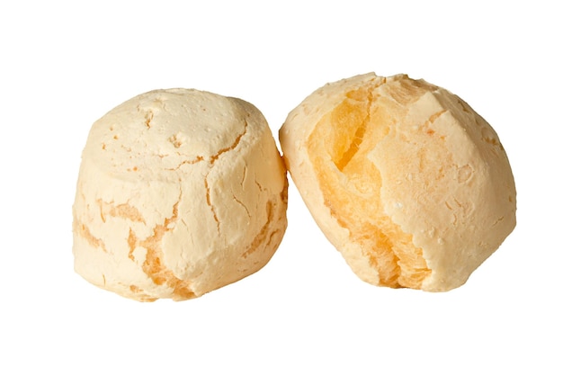 dois pao de queijo ou pão de queijo isolados sobre fundo branco