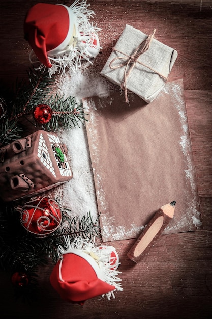 Dois papai noel e folha em branco para saudações de natal