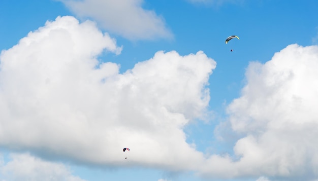 Dois parapentes voando em um dia nublado