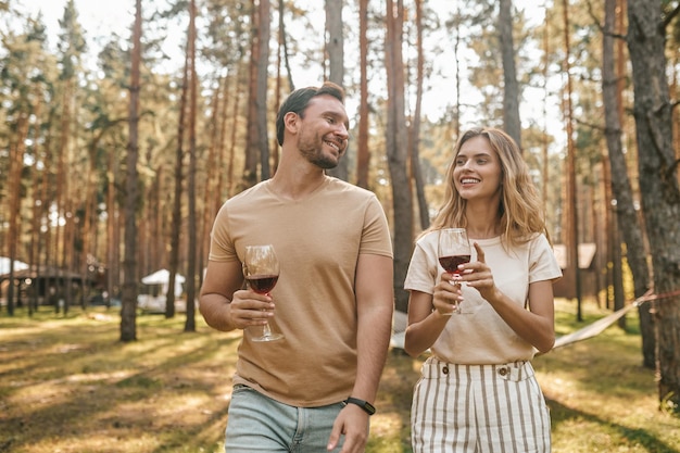 Dois parceiros românticos comemorando o aniversário do relacionamento