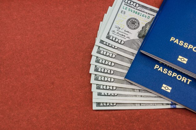 dois passaportes e dólares com espaço de cópia