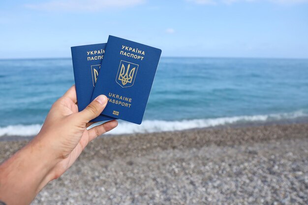 Dois passaportes ucranianos biométricos à disposição no fundo da costa marítima