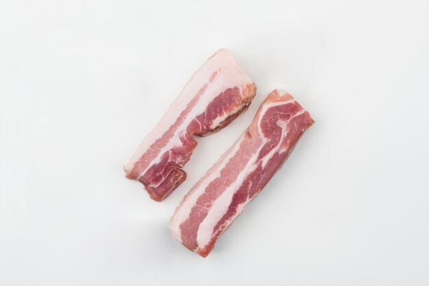 Dois pedaços de bacon em um fundo branco.