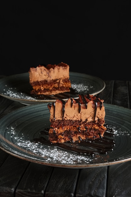 Dois pedaços de bolo de chocolate inchado com suflê