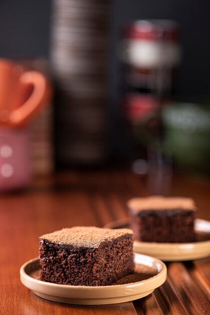 Dois pedaços de bolo de chocolate