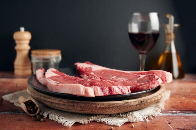 Dois pedaços de carne fresca. bifes de carne crua e especiarias para cozinhar.