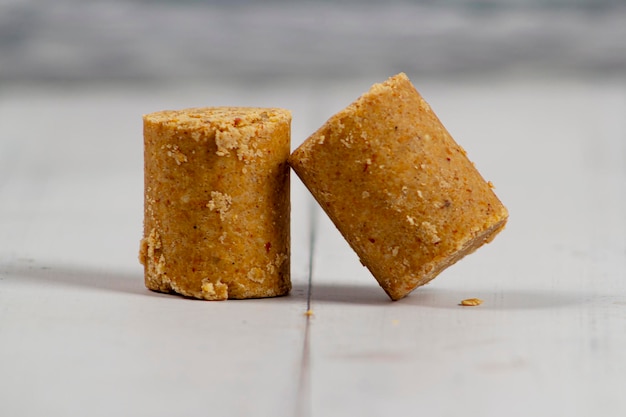 Foto dois pedaços de doce de amendoim em uma mesa de madeira branca