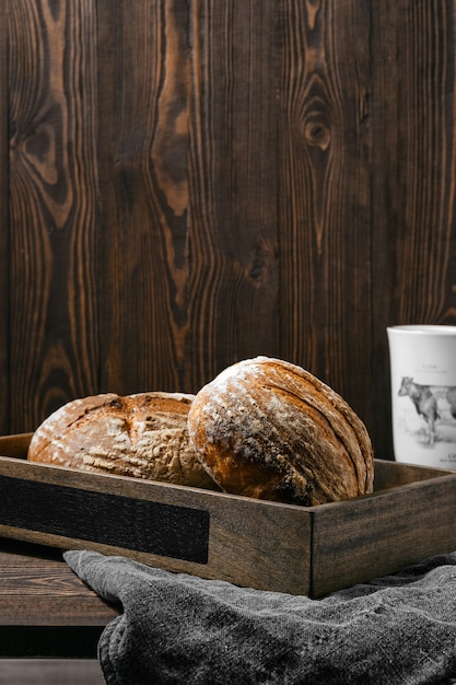 Dois pedaços de pão de trigo integral artesanal na mesa de madeira