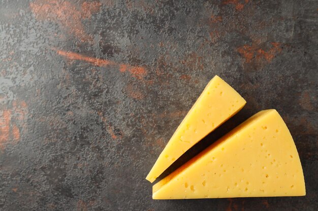 Dois pedaços de queijo duro no fundo texturizado