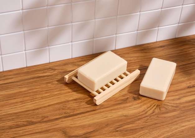 Dois pedaços de sabão natural e um prato de sabão de madeira Set de banheiro Copiar espaço para texto