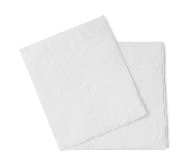 Dois pedaços dobrados de papel de seda branco ou guardanapo em pilha isolada no fundo branco com traçado de recorte