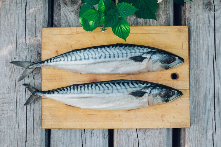Dois, peixe fresco, ligado, um, corte, tábua, cozinhar, cavala, peixe, caudas, cima