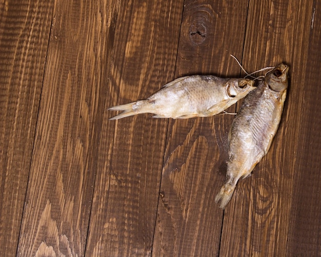 Dois peixes estão secos e na mesa