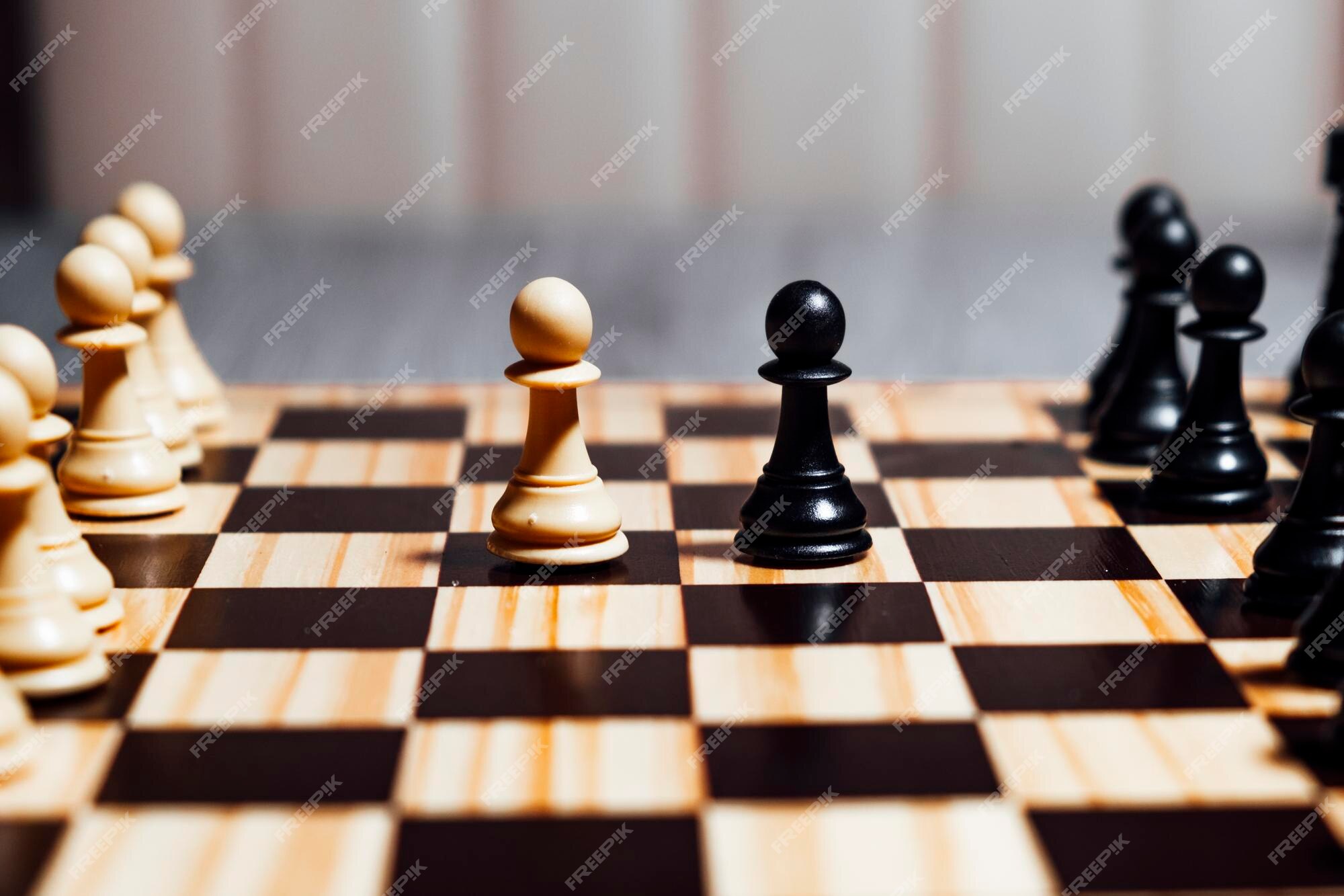 Dois peões um jogo de xadrez inicial branco e um preto