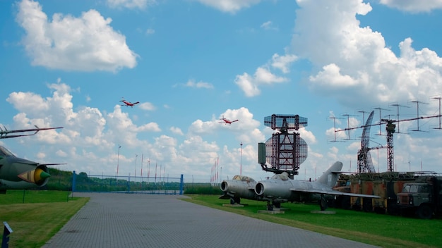 Dois pequenos aviões voando sobre o museu a céu aberto militar no céu azul no verão