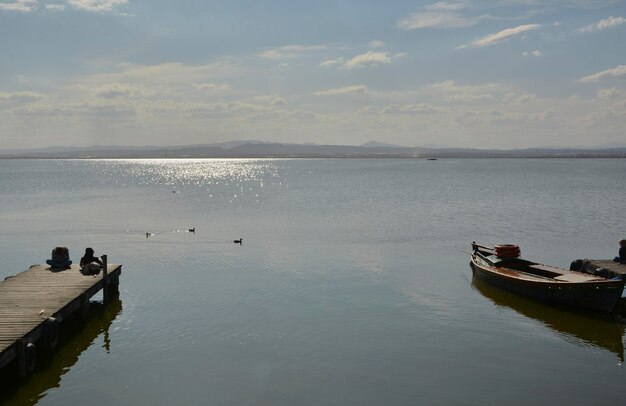 Foto dois pequenos barcos no lago na natureza