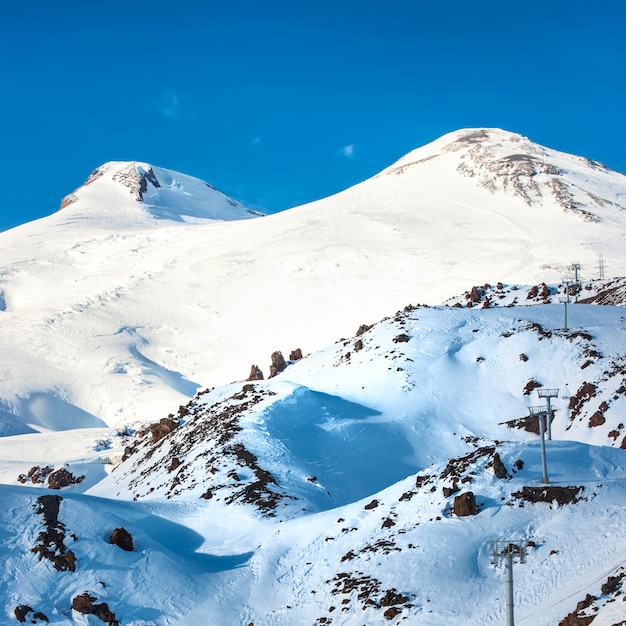 Dois picos da montanha Elbrus na neve. Paisagem de inverno.