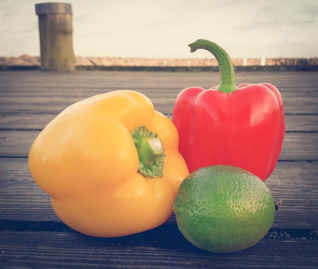 Dois pimentos com limão na praia