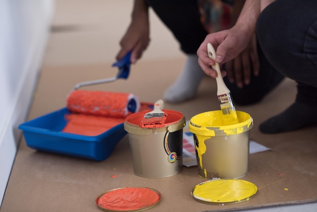 dois pintores preparam a cor para pintar a parede