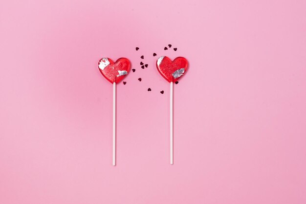 Dois pirulitos corações confete vermelho doce amor conceito dia dos namorados