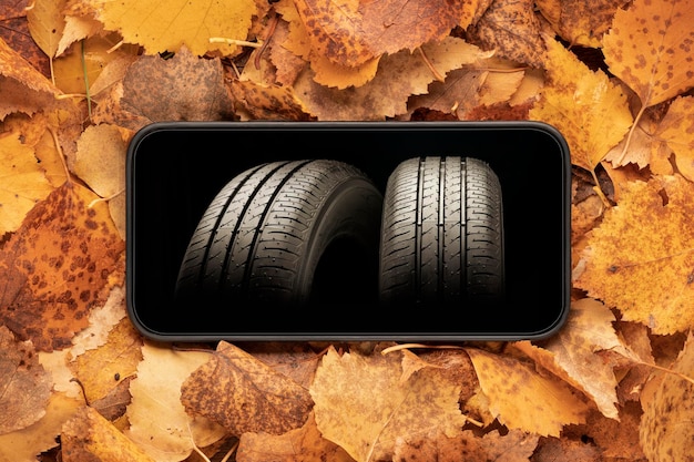 Dois pneus de carro na tela do smartphone troca de pneus temporada compra on-line de rodas ou registro para serviço de pneus via Internet no serviço de carro