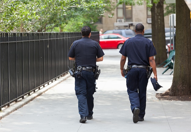 Dois policiais da parte de trás no centro de Manhattan.