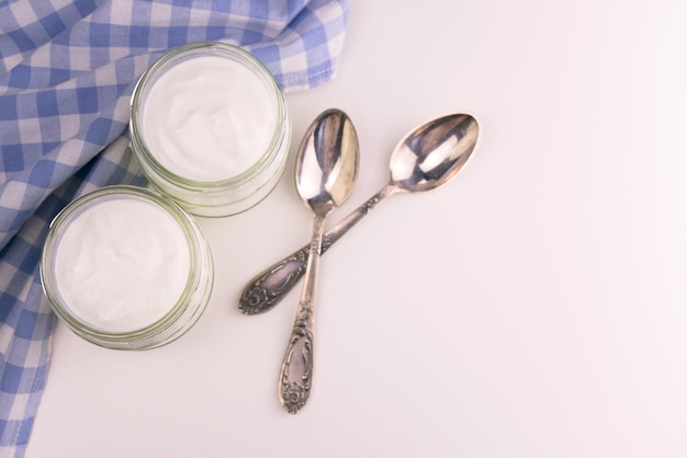 Dois potes de iogurte grego em uma mesa branca Flat lay Copy space