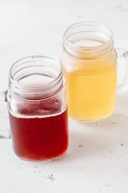 Dois potes de kombucha