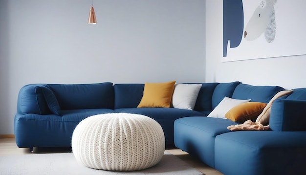 Dois poufs de tricô perto do sofá de canto azul escuro design de interior de casa escandinava da sala de estar moderna