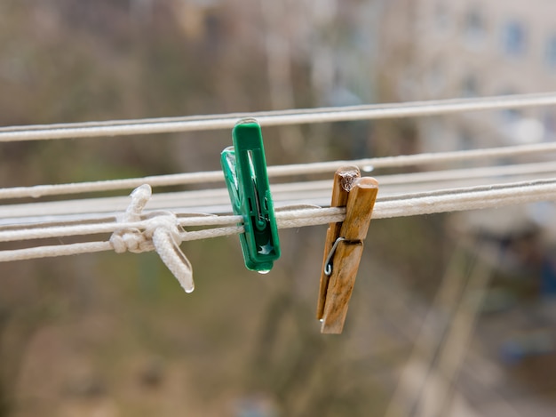 Foto dois prendedores de roupa em um varal coberto de gelo.