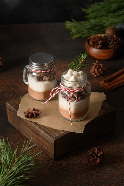 Dois presentes de natal comestíveis caseiros em frasco de vidro para fazer bebida de chocolate