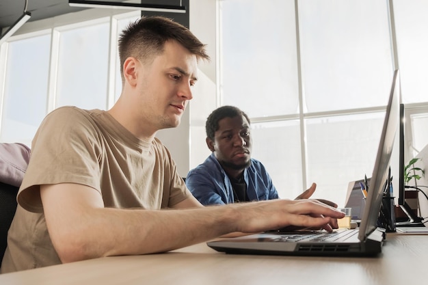 Foto dois programadores que trabalham no escritório de uma empresa de desenvolvimento de software