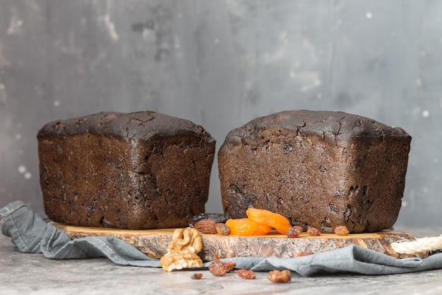 Dois rolos de pão preto doce caseiro sem fermento industrial