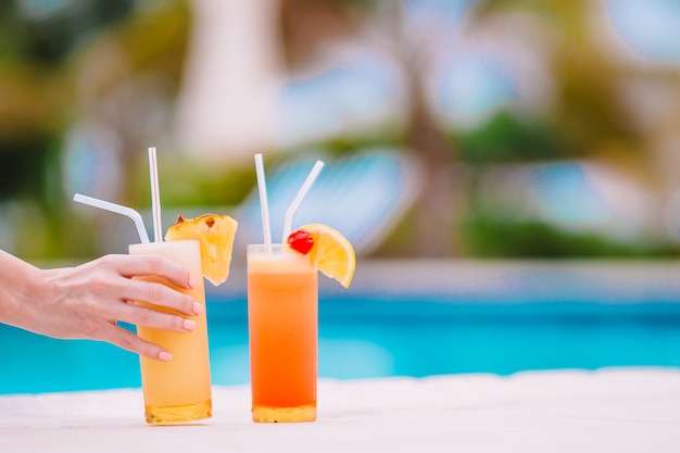 Dois saborosos cocktails na praia branca tropical