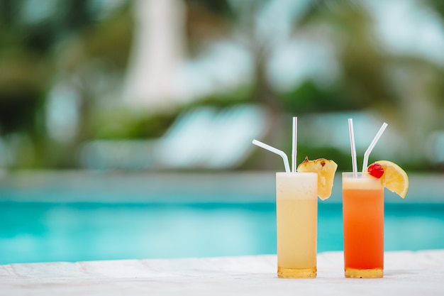 Dois saborosos cocktails na praia tropical branca