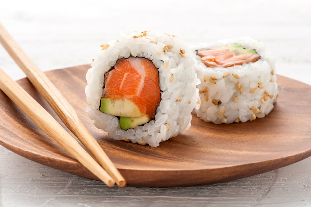 Dois salmão fresco e sushi de abacate uramaki