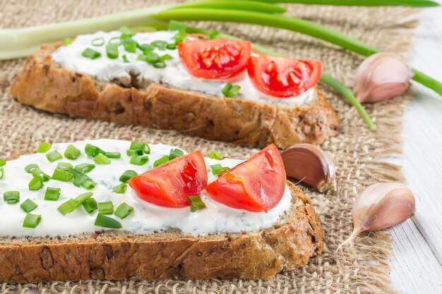 Dois sanduíches com cream cheese e tomate