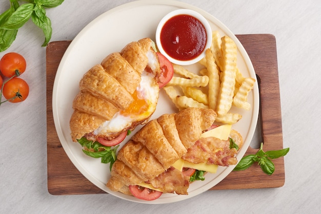 Dois sanduíches de croissant na mesa de madeira, vista de cima