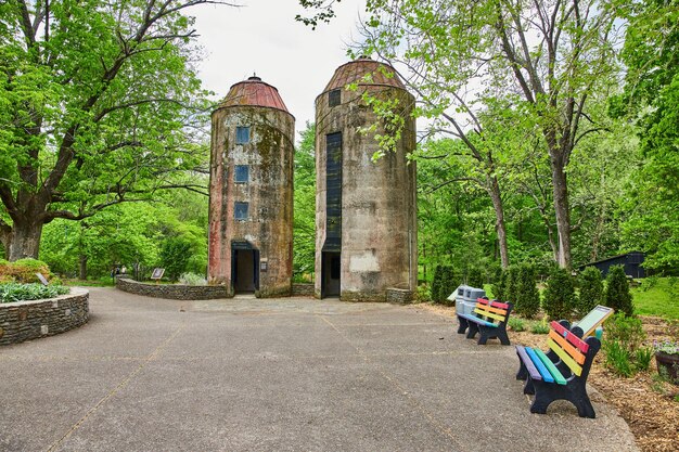 Foto dois silos destacando-se na trilha do parque florestal em bernheim forest