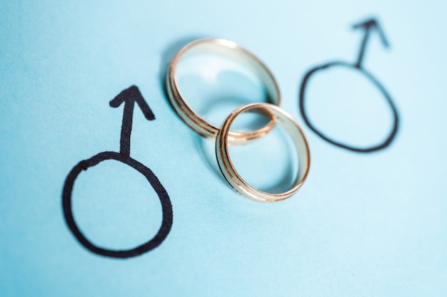 Foto dois símbolos de gênero de marte com anéis de casamento