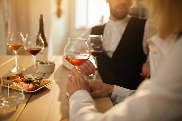 Dois Sommeliers examinando vinho Closeup