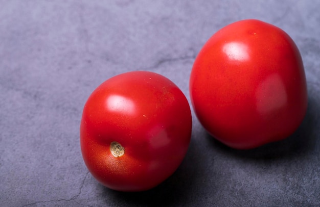 Dois suculentos tomates vermelhos em cima da mesa