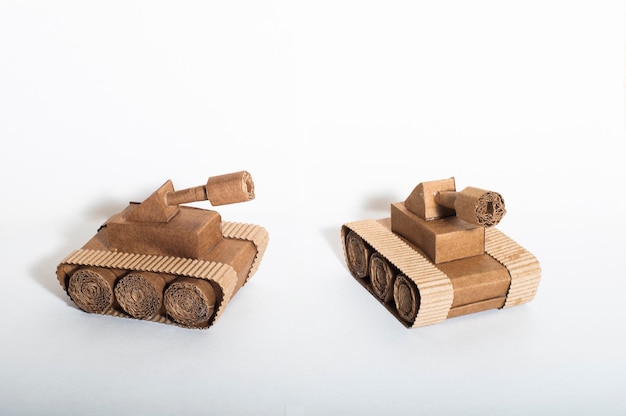 Dois tanques de brinquedo feitos por crianças de papelão ondulado estão lutando