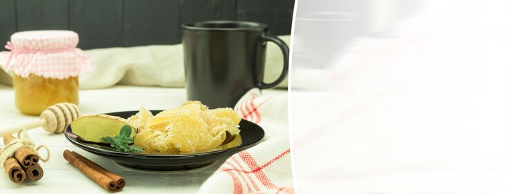 Foto dois tipos de gengibre fresco e cristalizado em uma mesa rústica