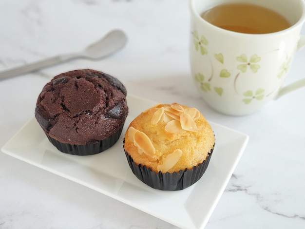 Dois tipos de muffins com chá