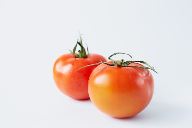 Dois tomates isolados em um fundo branco, close-up de tomate