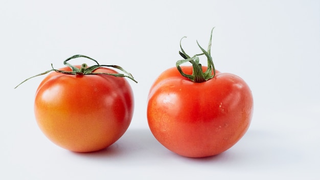 Dois tomates isolados em um fundo branco, close-up de tomate