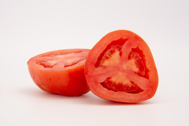 dois tomates, meio e meio de meio, são cortados ao meio.