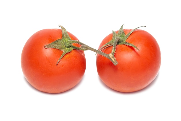 Dois tomates vermelhos com gotas de água isoladas